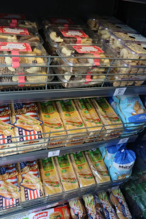 Osijek 11. 07. 2025, Lijeva obala na samom ulazu na Copacabanu, Dravsku plažu, otvorena prava Pop Up trgovina Studenca u kontinentalnom dijelu hrvatske.snimio GOJKO MIITĆ