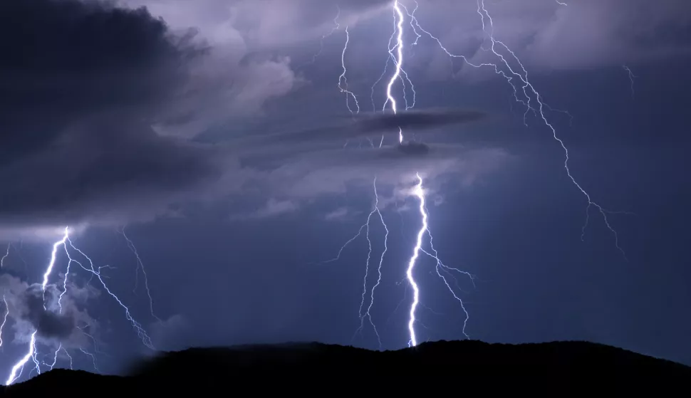Osijek, 19. 08. 2022, nevrijeme, oluja, munje, gromovi, ilustracijaSNIMIO BRUNO JOBST 
