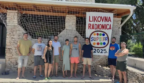 U odmaralištu Centra za pružanje usluga u zajednici sv. Ana Vinkovci u Supetru krenula je jubilarna, trideseta likovna radionica u kojoj sudjeluju likovni umjetnici iz Slavonije i Baranje i djeca iz navedenog Doma. Punih trideset godina likovni umjetnici stvaraju djela koja ostaju u sada već bogatom fundusu Centra, ali i s djecom provode različite likovne radionice.Ove godine sudjeluje devet umjetnica i umjetnika: Tomislav Livaja, mag. educ. art. (Sarvaš), Ana Čolaković, mag. kip. i prof. LK (Vinkovci), Vjekoslav Filipović, mag. educ. art. (Strošinci), Andrej Tomić, mag. slikarstva (Osijek), Željko Ašperger, mag. art. (Osijek), Iva Muškić, mag. educ. art. (Vinkovci), Mario Matoković, prof. LK (Osijek), prof. dr. art. Goran Kujundžić (Darda) i ja, kao voditelj radionice - kaže izv. prof. dr. art. Marko Šošić iz Vinkovaca i dodaje kako će idućih dana nastati likovna djela, djece i umjetnika, koja će biti izložena u Supetru na kraju radionice i u Vinkovcima krajem godine.Prvi je dio radionice zamišljen kao kolaborativni rad djece starije dobi u kojem bi sudionici izradili zajednički veliki crtež prostora dječjeg doma. Drugi dio radionice zamišljen prvenstveno kroz individualni dječji rad. Cilj je da svako dijete realizira prikaz vlastitog lika. Na raspolaganju će im biti različiti crtački i slikarski materijali. Kao mjerilo za ujednačenu veličinu koristit će se veličina pojedinačnog A4 papira koji se i koristi kao podloga. Nakon što djeca realiziraju svoj lik, izrezivat će ga te kolažirati po velikom crtežu prostora doma realiziranom prethodni dan. M. Flego n