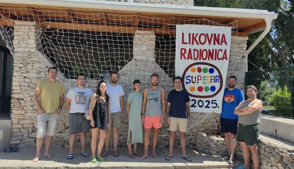 U odmaralištu Centra za pružanje usluga u zajednici sv. Ana Vinkovci u Supetru krenula je jubilarna, trideseta likovna radionica u kojoj sudjeluju likovni umjetnici iz Slavonije i Baranje i djeca iz navedenog Doma. Punih trideset godina likovni umjetnici stvaraju djela koja ostaju u sada već bogatom fundusu Centra, ali i s djecom provode različite likovne radionice.Ove godine sudjeluje devet umjetnica i umjetnika: Tomislav Livaja, mag. educ. art. (Sarvaš), Ana Čolaković, mag. kip. i prof. LK (Vinkovci), Vjekoslav Filipović, mag. educ. art. (Strošinci), Andrej Tomić, mag. slikarstva (Osijek), Željko Ašperger, mag. art. (Osijek), Iva Muškić, mag. educ. art. (Vinkovci), Mario Matoković, prof. LK (Osijek), prof. dr. art. Goran Kujundžić (Darda) i ja, kao voditelj radionice - kaže izv. prof. dr. art. Marko Šošić iz Vinkovaca i dodaje kako će idućih dana nastati likovna djela, djece i umjetnika, koja će biti izložena u Supetru na kraju radionice i u Vinkovcima krajem godine.Prvi je dio radionice zamišljen kao kolaborativni rad djece starije dobi u kojem bi sudionici izradili zajednički veliki crtež prostora dječjeg doma. Drugi dio radionice zamišljen prvenstveno kroz individualni dječji rad. Cilj je da svako dijete realizira prikaz vlastitog lika. Na raspolaganju će im biti različiti crtački i slikarski materijali. Kao mjerilo za ujednačenu veličinu koristit će se veličina pojedinačnog A4 papira koji se i koristi kao podloga. Nakon što djeca realiziraju svoj lik, izrezivat će ga te kolažirati po velikom crtežu prostora doma realiziranom prethodni dan. M. Flego n