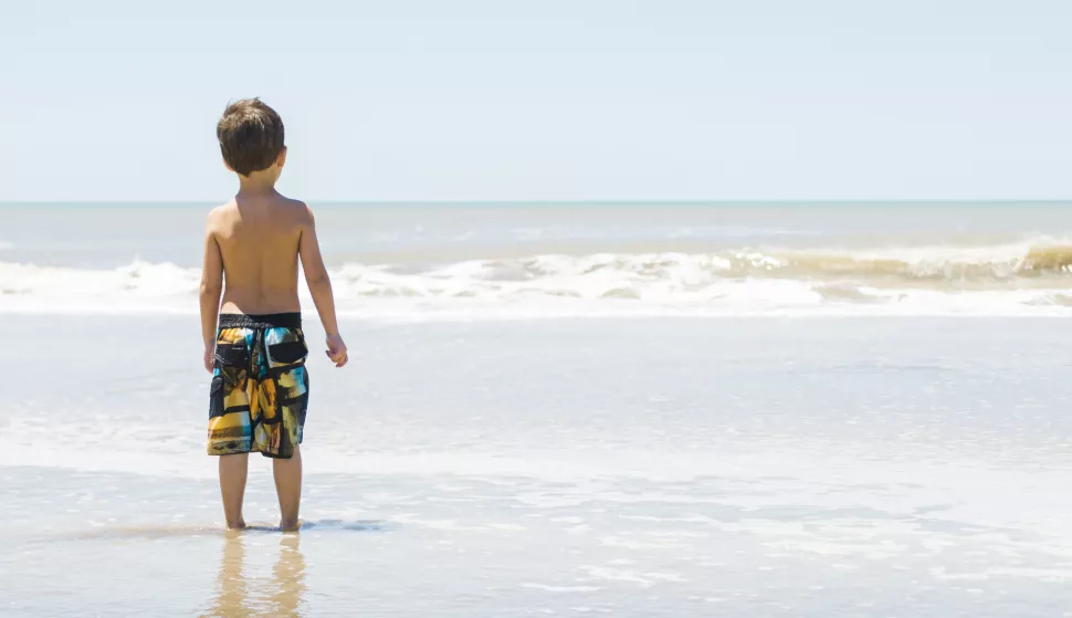 Back view boy sitting on beachfreepikdijete djeca plaža more kupaći s leđa iskoristavanje djecja pornografija ilustracija 