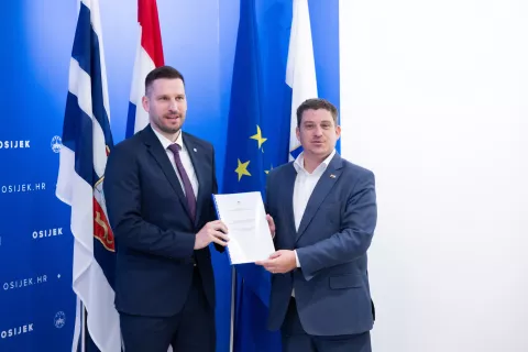 Osijek, 252.07.2025. - Potpredsjednik Vlade i ministar mora, prometa i infrastrukture Oleg Butković uručio je u petak gradonačelniku Osijeka Ivanu Radiću Ugovor o dodjeli bespovratnih sredstava za projekt "Nabavke dodatnih niskopodnih tramvaja za potrebe modernizacije tramvajskog voznog parka u Osijeku", vrijednog 20 milijuna eura. Na fotografiji Ivan Radić, Oleg Butković. foto HINA/ tm
