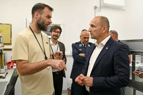 Potpredsjednik Vlade Republike Hrvatske i ministar obrane Ivan Anušić posjetio je danas, 25. srpnja 2025. u Osijeku tvrtku Orqa koja razvija i proizvodi FPV dronove kojima Ministarstvo obrane oprema Hrvatsku vojsku.