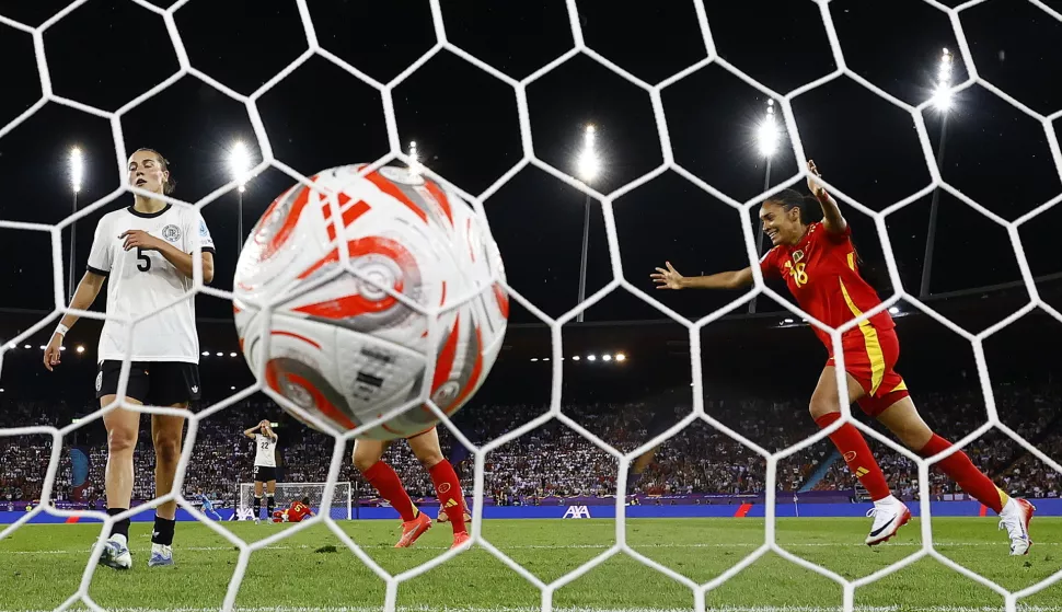 epa12257180 Spain's Salma Paralluelo (R), celbrates after Spain's Aitana Bonmati scored as Germany's Carlotta Wamser (L), reacts during the UEFA Women's EURO 2025 semi final soccer match between Germany and Spain, in Zurich, Switzerland, 23 July 2025. EPA/MICHAEL BUHOLZER