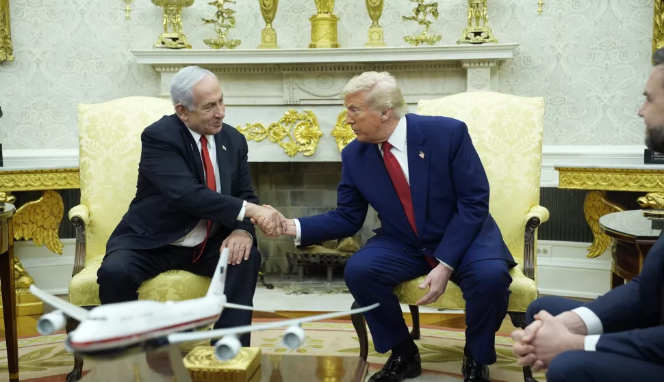 epa12016597 US President Donald Trump (R) meets with Israeli Prime Minister Benjamin Netanyahu (L) in the Oval Office of the White House in Washington, DC, USA, 07 April 2025. EPA/YURI GRIPAS/POOL