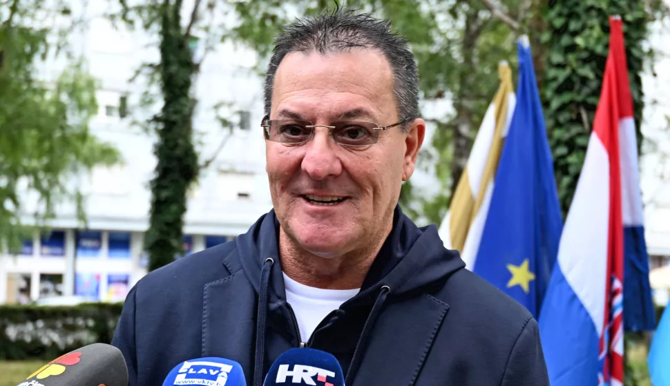 Vukovar, 17.06.2025. - U Borovo naselju, park kod Dječjeg vrtića Vukovar1, gradonačelnik grada Vukovara Marijan Pavliček sudjelovao je na svečanom otkrivanju spomen-obilježlja "Slomljeno srce" u spomen na 34-ero djece ubijeno tijekom Domovinskog rata na području bivše općine Vukovar u periodu od 1991. - 1992. godine. Na fotografiji Damir Mišković, predsjednik HNK Rijeka.foto HINA/Gordan Panić