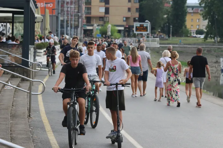 Osijek 26. 07. 2025, II. osječka ljetna noć. Šetalište, ponuda obrtnika, druženje, VGP, Polaz Vanje Radauša, Klapa Zrninski i Vesela grupa, Trga slobode filmska večer za najmlađe i Trg Ante Starčevića, koncert Moj galebe, Dino Petrić i Jure Brkljača.snimio GOJKO MIITĆ