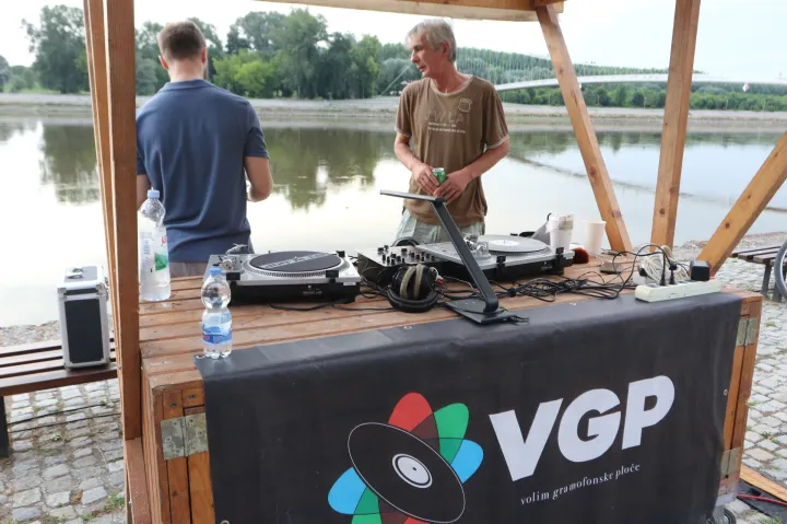 Osijek 26. 07. 2025, II. osječka ljetna noć. Šetalište, ponuda obrtnika, druženje, VGP, Polaz Vanje Radauša, Klapa Zrninski i Vesela grupa, Trga slobode filmska večer za najmlađe i Trg Ante Starčevića, koncert Moj galebe, Dino Petrić i Jure Brkljača.snimio GOJKO MIITĆ