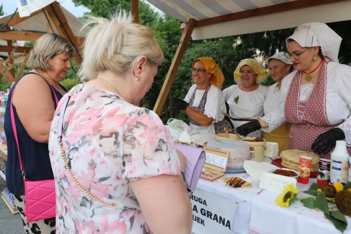 Osijek 26. 07. 2025, II. osječka ljetna noć. Šetalište, ponuda obrtnika, druženje, VGP, Polaz Vanje Radauša, Klapa Zrninski i Vesela grupa, Trga slobode filmska večer za najmlađe i Trg Ante Starčevića, koncert Moj galebe, Dino Petrić i Jure Brkljača.snimio GOJKO MIITĆ