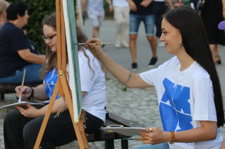 Osijek 26. 07. 2025, II. osječka ljetna noć. Šetalište, ponuda obrtnika, druženje, VGP, Polaz Vanje Radauša, Klapa Zrninski i Vesela grupa, Trga slobode filmska večer za najmlađe i Trg Ante Starčevića, koncert Moj galebe, Dino Petrić i Jure Brkljača.snimio GOJKO MIITĆ