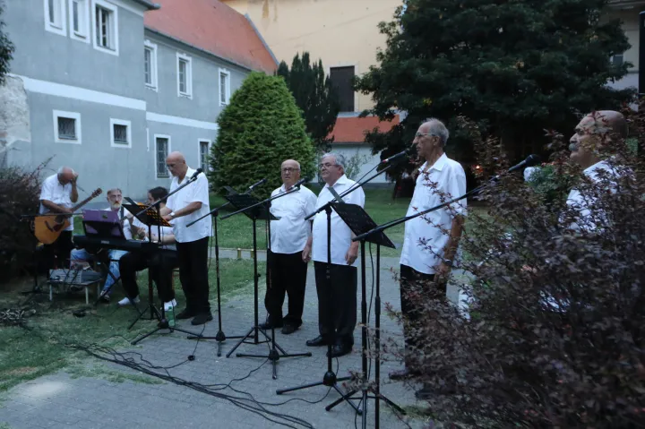 Osijek 26. 07. 2025, II. osječka ljetna noć. Šetalište, ponuda obrtnika, druženje, VGP, Polaz Vanje Radauša, Klapa Zrninski i Vesela grupa, Trga slobode filmska večer za najmlađe i Trg Ante Starčevića, koncert Moj galebe, Dino Petrić i Jure Brkljača.snimio GOJKO MIITĆ
