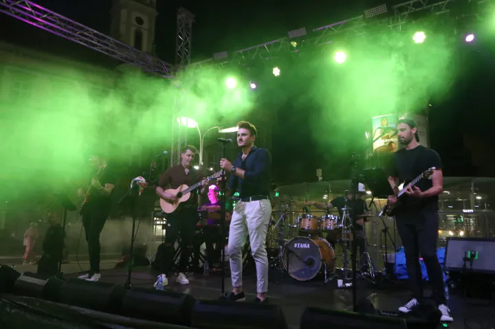 Osijek 26. 07. 2025, II. osječka ljetna noć. Šetalište, ponuda obrtnika, druženje, VGP, Polaz Vanje Radauša, Klapa Zrninski i Vesela grupa, Trga slobode filmska večer za najmlađe i Trg Ante Starčevića, koncert Moj galebe, Dino Petrić i Jure Brkljača.snimio GOJKO MIITĆ