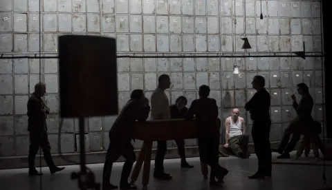 MAGAZINde welwillenden, guy cassiersLes Bienveillantes de Jonathan Littell, adaptation de Guy Cassiers et Erwin Jans, mise en scène de Guy Cassiers – hottello