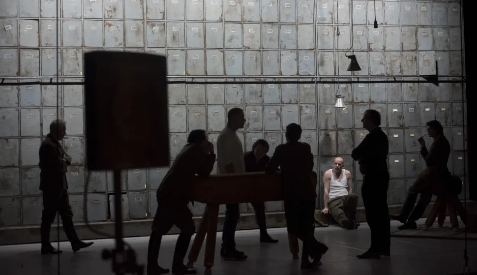 MAGAZINde welwillenden, guy cassiersLes Bienveillantes de Jonathan Littell, adaptation de Guy Cassiers et Erwin Jans, mise en scène de Guy Cassiers – hottello