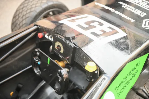 Studenti dizajnirali i izradili električni bolid koji jurne od 0 do 100 kilometara na sat za 4,3 sekunde