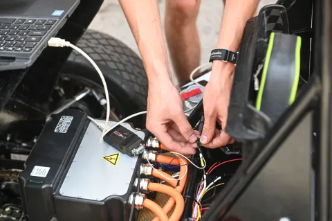 Studenti dizajnirali i izradili električni bolid koji jurne od 0 do 100 kilometara na sat za 4,3 sekunde