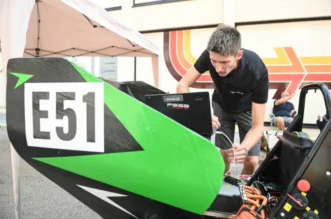 Studenti dizajnirali i izradili električni bolid koji jurne od 0 do 100 kilometara na sat za 4,3 sekunde