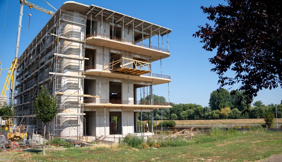 Gradilište nove stambene zgrade uz Dravu i Hrvatske vode (autor: Laura Bunjevac), srpanj 2025.