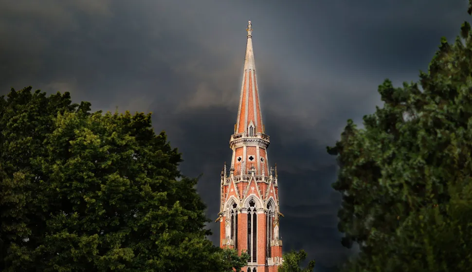 Osijek, 18. 07. 2023, Konkatedrala, promjena vremena, oblak, oblaci, tamno nebo, oluja, slobodnjak, slobodnjaciSNIMIO BRUNO JOBST