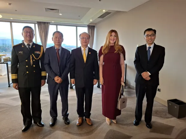 MAGAZIN INA KINAS_lijeva_na_desno__vojni_atase_g__Pan_Xuefeng__savjetnik_za_gospodarstvo_i_trgovinu_g__Li_Guangjun__NJ_E__g__Qi_Qianjin__Ina_Stasevic_i_savjetnik_ministar_g__Wang_Peng__za_GLAS