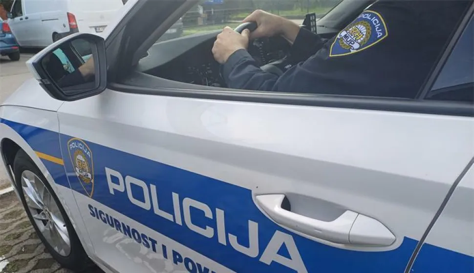 Policajci zatekli ucjenjivaca kako uzima novac, ilustracija policija