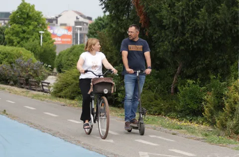 Osijek, 16. 07. 2025., slobodnjak, slobodnjaci, bicikl i romobil; bicikl; romobil; mobilni razgovorSNIMIO BRUNO JOBST