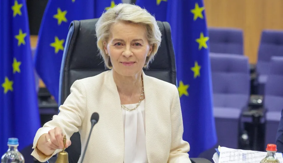 epa12240927 EU Commission President Ursula von der Leyen rings the bell to officially start the EU Commissioners College in Brussels, Belgium, 16 July 2025. EPA/OLIVIER MATTHYS