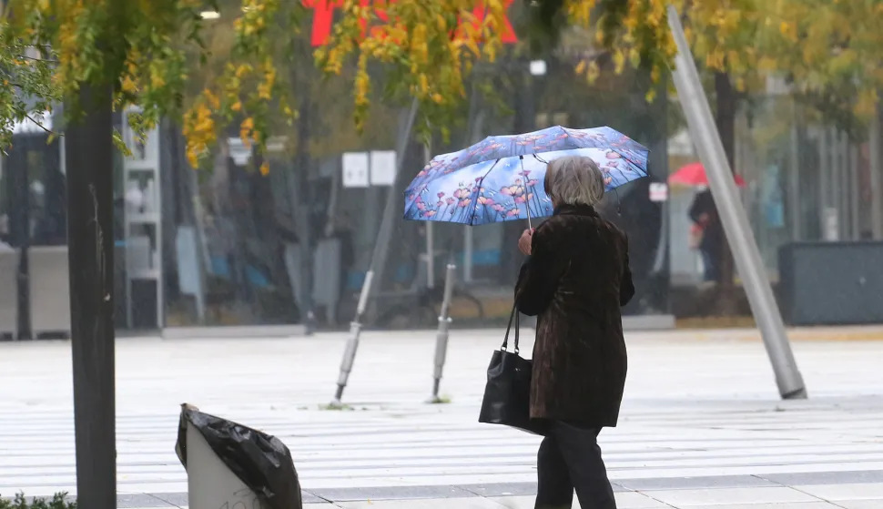 Osijek, 11. 10. 2021, Trg slobode, kisno i hladno vrijeme. Jesen. Slobodnjak.snimio GOJKO MITIĆ