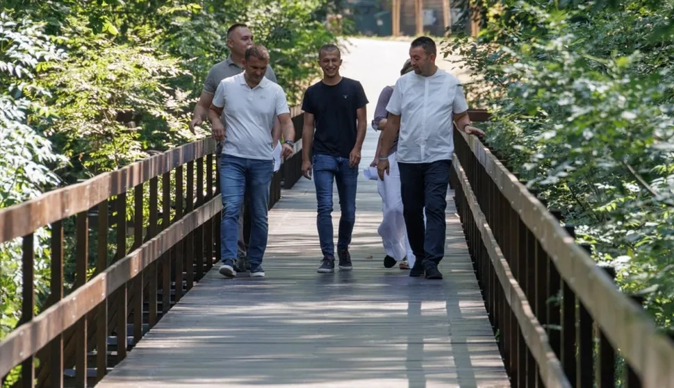 /Galerija/ U Park-šumi Adica obnovljen i proširen drveni most dobio i dva odmorišta
