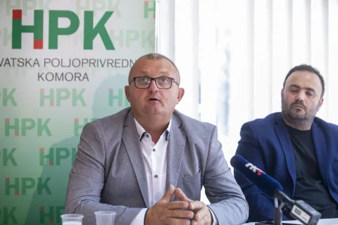 Zagreb, 29.07.2025 - Predstavnici Odbora za svinjogojstvo Hrvatske poljoprivredne komore dali su izjave povodom novog širenja afričke svinjske kuge na području Slavonije. Na fotografiji Antun Golubović, Ivan Sihan. foto HINA/ Daniel KASAP/ dk