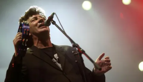 02.12.2016., Zagreb - U velikoj dvorani Doma sportova, u organizaciji Udruge HUHIV povodom Svjetskog dana AIDS-a i ukazivanja na probleme AIDS-a i HIV-a, znanje, zastitu i zdravlje odrzan je 12. Pozitivan koncert. Koncert Bajaga i Instruktori.Photo: Borna Filic/PIXSELL------MOZAIK, 4 stupca