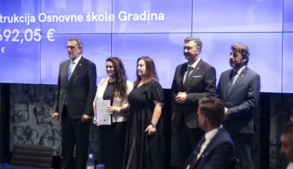 Zagreb, 30.07.2025 - Predsjednik Vlade Andrej Plenković sudjelovao je na dodjeli ugovora za Poziv "Izgradnja, rekonstrukcija i opremanje osnovnih škola za potrebe jednosmjenskog rada i cjelodnevne škole" iz Nacionalnog plana oporavka i otpornosti 2021. - 2026. Na fotografiji Radovan Fuchs, Andrej Plenković, Dragan Primorac foto HINA/ Daniel KASAP/ dk