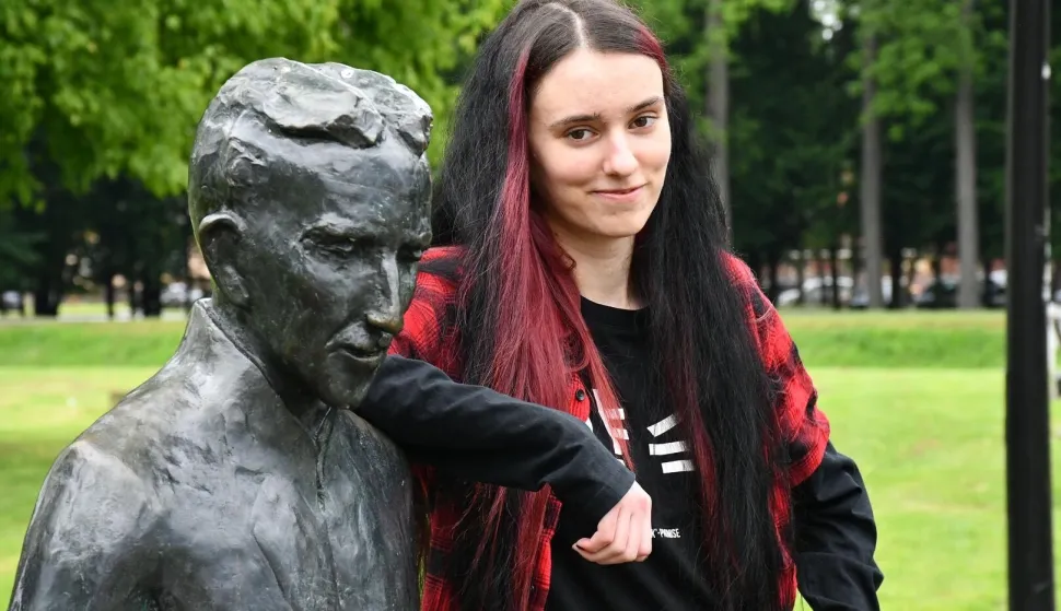 Požežanka pjeva na više jezika, napisala metal operu, a i stvara 3D animacije