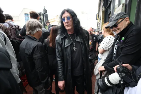 epa12272502 A fan dressed like Ozzy Osbourne as people gather for Osbourne's funeral cortege in Birmingham, Britain, 30 July 2025. Osbourne died aged 76 on 22 July 2025, weeks after performing his final concert with Black Sabbath. He had been diagnosed with Parkinson's disease in 2019. EPA/ADAM VAUGHAN