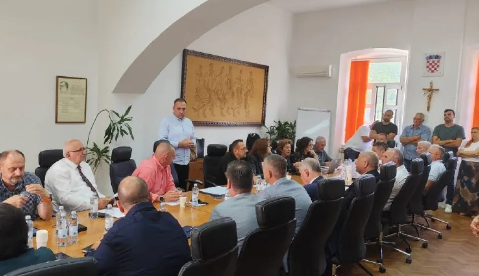 ZAGREB/VRLIKA, 30. srpnja 2025. (Hina) - Potpredsjednik Vlade i ministar poljoprivrede, šumarstva i ribarstva David Vlajčić održao je u srijedu radni sastanak sa stočarima iz Splitsko-dalmatinske i Šibensko-kninske županije o poduzetim koracima u borbi protiv bedrenice i obnovi stočnog fonda na tom prostoru za što će se izvdojiti dva milijuna eura, izvijestili su su iz Ministarstva.