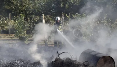 U mjestu Cerovac muškarac palio karton pa spalio gume, garažna vrata, drva, motokultivator te osobni automobil, požar, vatrogasci, ilustracija