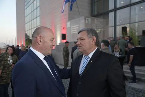 Zagreb, 31.7.2025.- Kod Nacionalne i sveu?ili?ne knji?nice odr?an je domjenak nakon vojnog mimohoda u ?ast VRO "Oluja" povodom obilje?avanja Dana pobjede i domovinske zahvalnosti, Dana hrvatskih branitelja i 30. obljetnice te vojno-redarstvene operacije. Na slici Tomo Medved i Mladen Marka?. foto HINA/ Lana SLIVAR DOMINI?/ ua