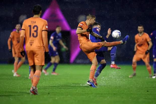 Zagreb, 26.2.2025.- Utakmica ?etvrtfinala Hrvatskog nogometnog kupa Dinamo - Osijek na stadionu Maksimir. Na slici Hrvoje Babec i Martin Baturina. foto HINA/ Damir SEN?AR/ ua