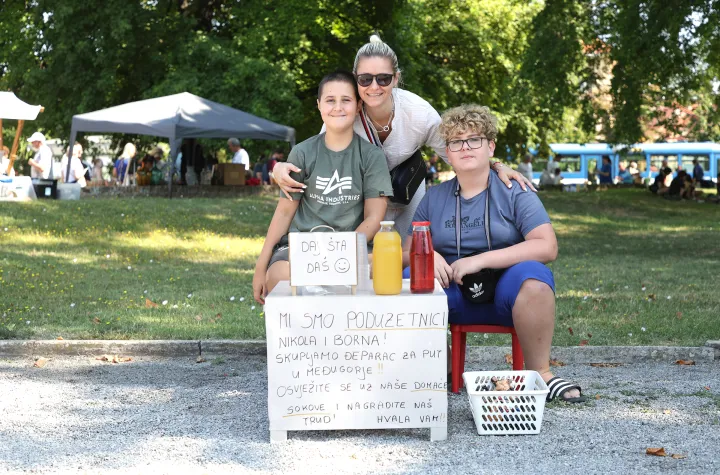 Osijek, 02. 08. 2025., Park kralja Držislava, Sajam antikviteta, kolovoz, Borna Vrbljanin; Tea Vrbljanin; Nikola Đuričić; prodaja sokova; donacije SNIMIO BRUNO JOBST