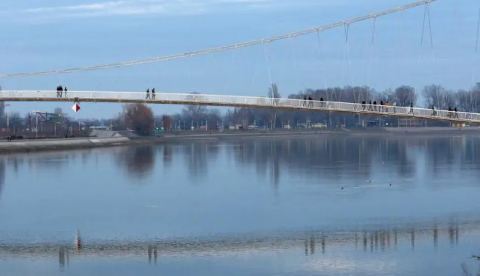 OSIJEK, 06. 01. 2018, PROMENADA, ETALITE UZ DRAVU. NEUOBIČAJENO TOPLO VRIJEME ZA OVO DOBA GODINE IZMAMILO JE MNOGE NA ULICE. ETNICA, ETAČI, BICIKLISTI, JOGGERI. SLOBODNJAK.snimio GOJKO MITIĆ