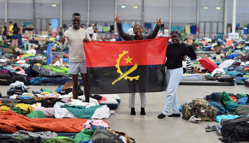 epa12272292 Participants pose in a sleeping area at the reception center set up to host the pilgrims of the Youth Jubilee at the pavilions of the Fiera di Roma, in Rome, Italy, 30 July 2025. EPA/FABIO CIMAGLIA