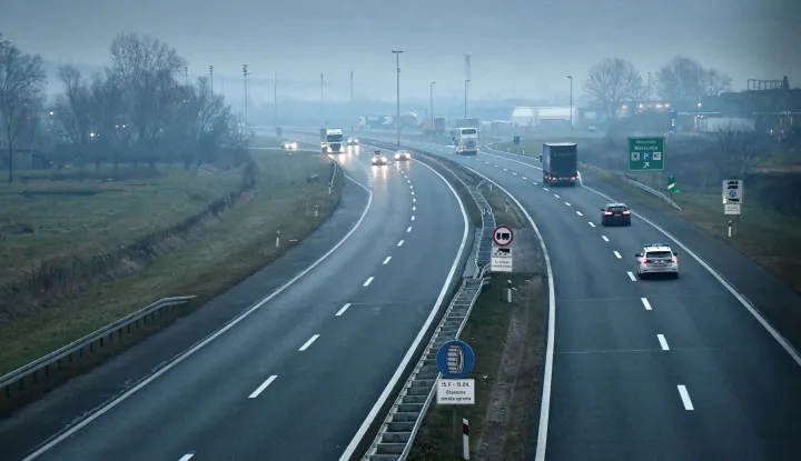 07.01.2025, Slavonski Brod: U poslijepodnevnim satima sve gusca magla i zbog povratka s blagdana pojacan promet na autocesti A3 u smjeru Zagreba. Photo: Ivica Galovic/PIXSELL