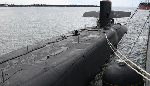 epa12271969 The USS Ohio docks in Brisbane, the first Ohio-class submarine to dock at the Port of Brisbane, Australia, 30 July 2025. The USS Ohio, a nuclear-powered guided-missile submarine with 150 crew members, is visiting Brisbane. EPA/DARREN ENGLAND NO ARCHIVING AUSTRALIA AND NEW ZEALAND OUT