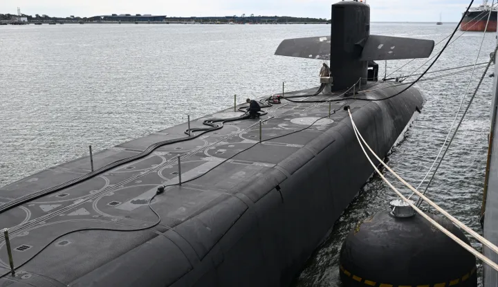 epa12271969 The USS Ohio docks in Brisbane, the first Ohio-class submarine to dock at the Port of Brisbane, Australia, 30 July 2025. The USS Ohio, a nuclear-powered guided-missile submarine with 150 crew members, is visiting Brisbane. EPA/DARREN ENGLAND NO ARCHIVING AUSTRALIA AND NEW ZEALAND OUT