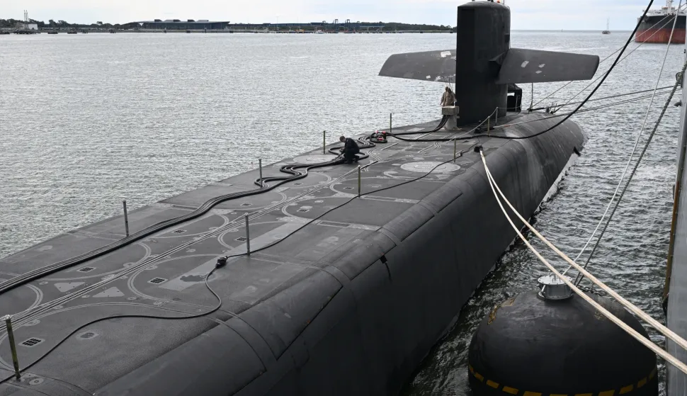 epa12271969 The USS Ohio docks in Brisbane, the first Ohio-class submarine to dock at the Port of Brisbane, Australia, 30 July 2025. The USS Ohio, a nuclear-powered guided-missile submarine with 150 crew members, is visiting Brisbane. EPA/DARREN ENGLAND NO ARCHIVING AUSTRALIA AND NEW ZEALAND OUT