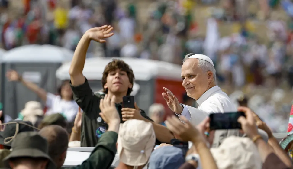 epa12281015 Pope Leo XIV greets the faithful during a Holy Mass on the occasion of the Jubilee of Youth, at Tor Vergata in Rome, Italy, 03 August 2025. EPA/FABIO FRUSTACI