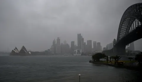 epa12207474 Rain falls over the city center in Sydney, Australia, 01 July 2025. Residents across an 800-kilometer stretch of coastline are bracing for severe weather that's due to dump up to 200 millimeters of rain and unleash winds of more than 100 kilometers per hour. EPA/BIANCA DE MARCHI AUSTRALIA AND NEW ZEALAND OUT
