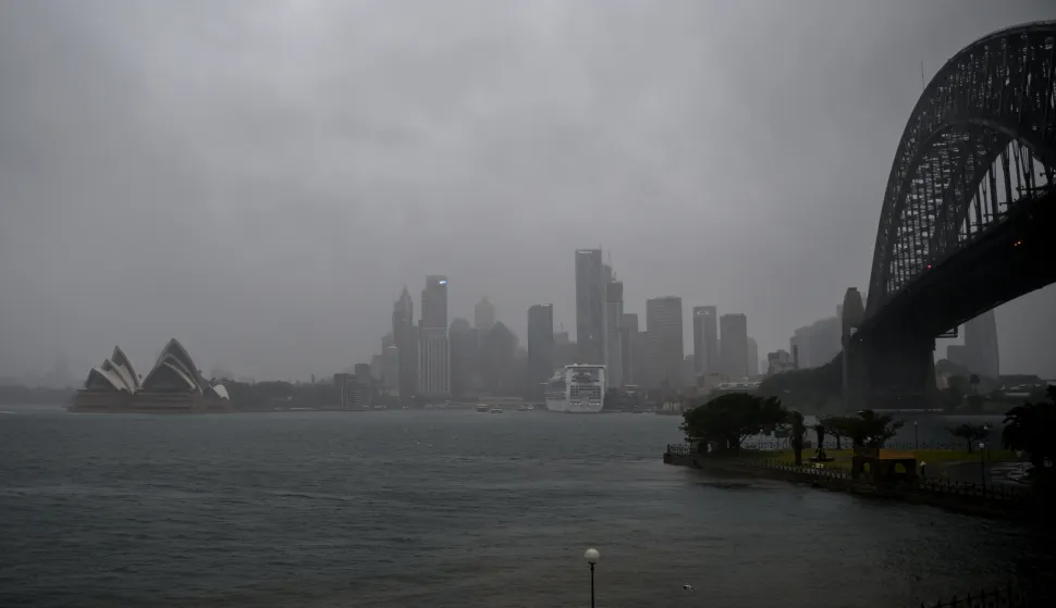 epa12207474 Rain falls over the city center in Sydney, Australia, 01 July 2025. Residents across an 800-kilometer stretch of coastline are bracing for severe weather that's due to dump up to 200 millimeters of rain and unleash winds of more than 100 kilometers per hour. EPA/BIANCA DE MARCHI AUSTRALIA AND NEW ZEALAND OUT