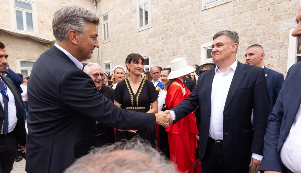 Sinj, 03.08.2025. - Državni vrh prisustvovao Vojvodinom prijemu u Alkarskim dvorima. Na fotografiji predsjednik RH Zoran Milanović i predsjednik Vlade RH Andrej Plenković.foto HINA/ Miroslav Lelas/ lm