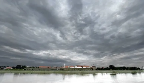 Osijek, 24. 07. 2024., Tvrđa, oblaci, oblak, pred oluju, oluja, promjena vremenaSNIMIO BRUNO JOBST